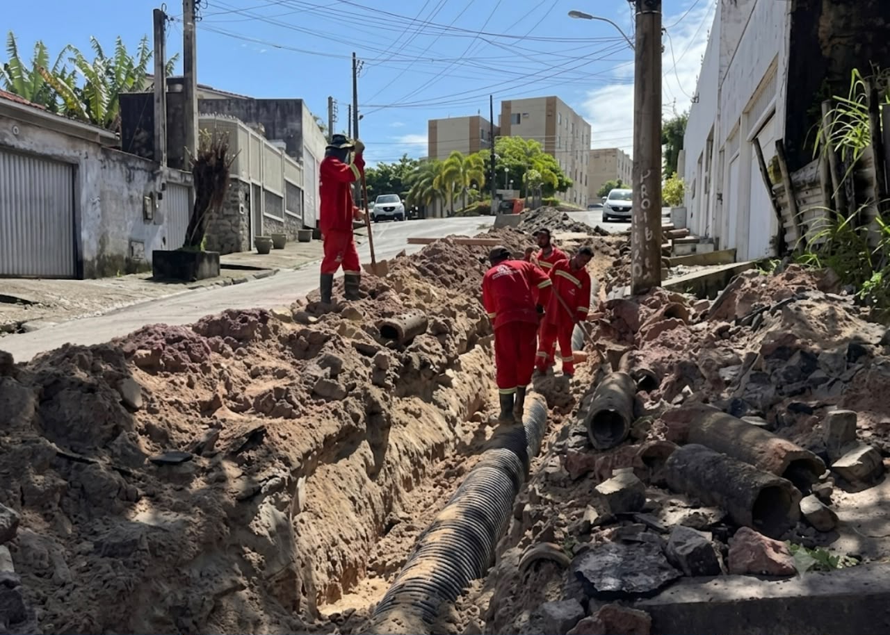Obras de drenagem e saneamento em rua de bairro
