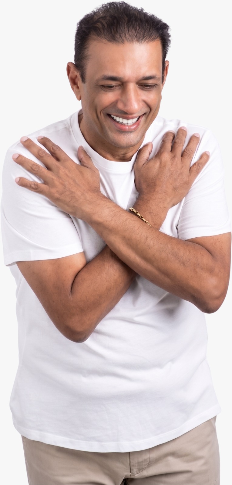 Marão sorrindo com os braços cruzados sobre o peito, em retrato oficial