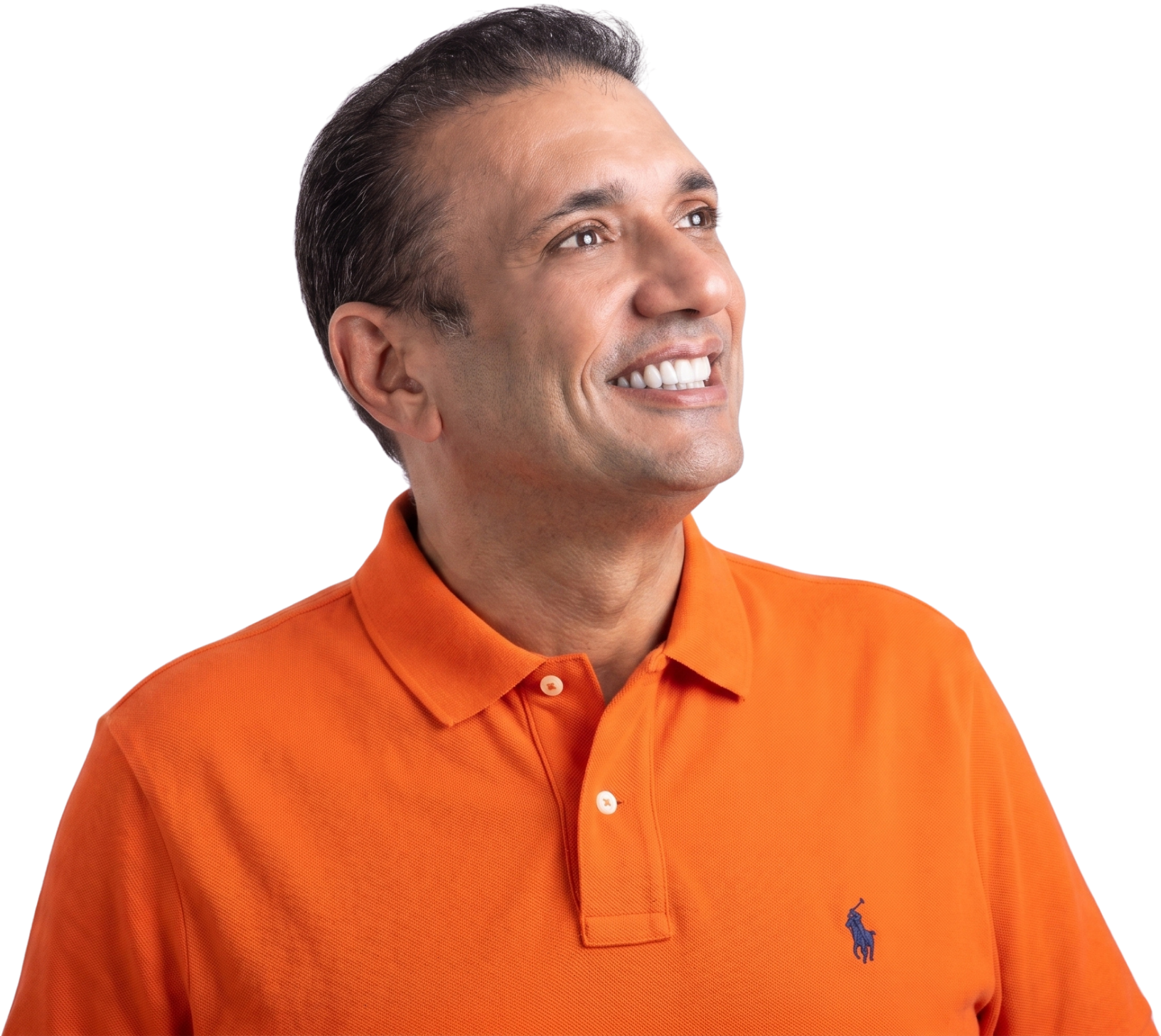 Close de Marão sorrindo com olhar inspirado